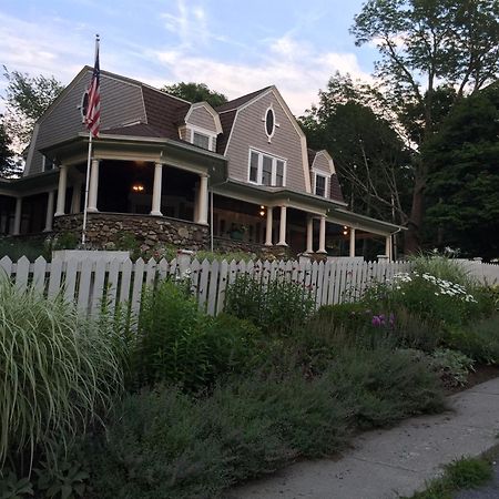 Hilltop House Bed & Breakfast Amenia Extérieur photo
