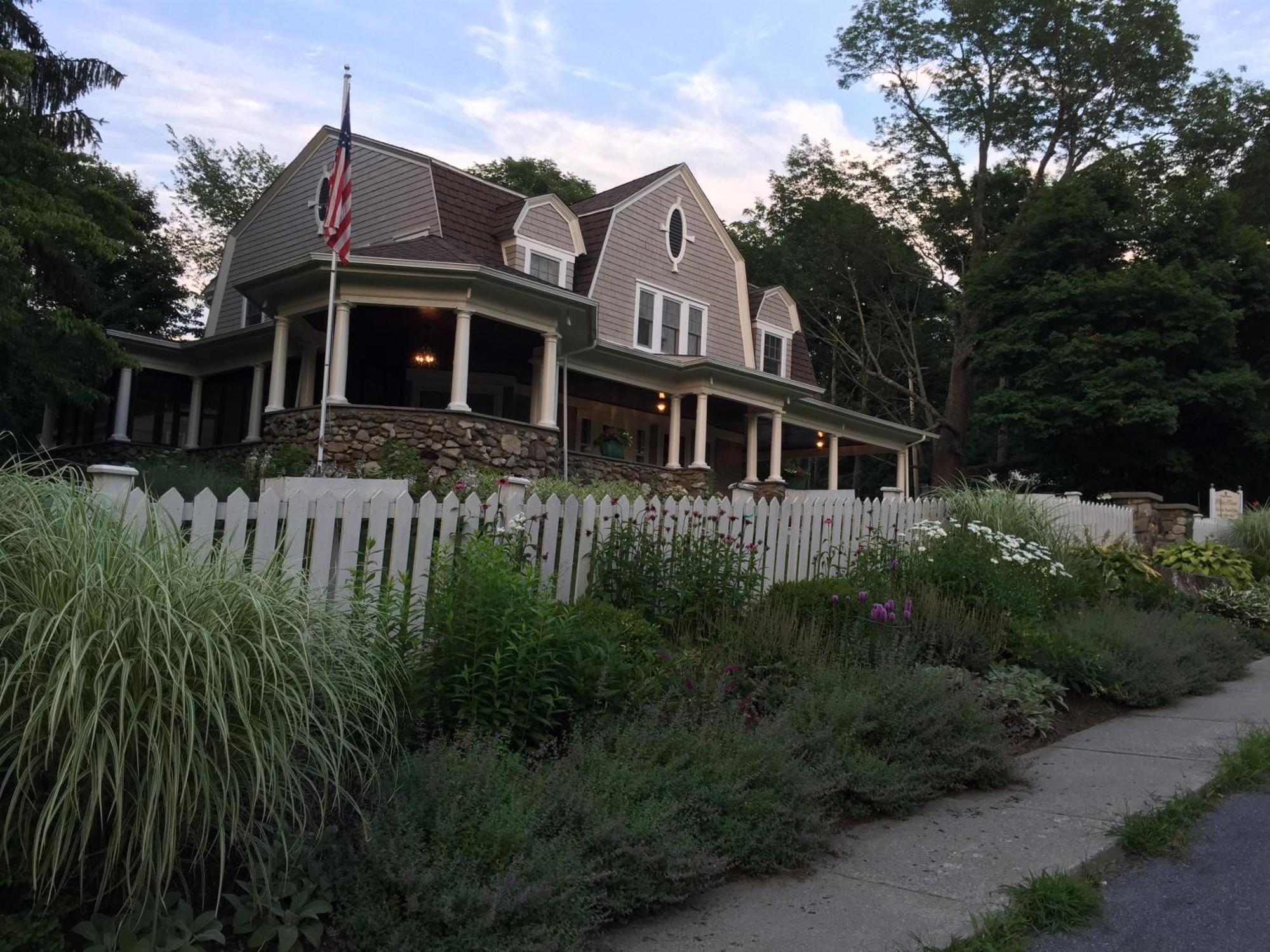 Hilltop House Bed & Breakfast Amenia Extérieur photo